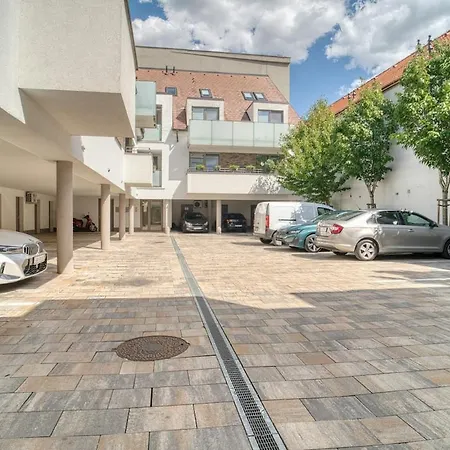 Center With Parking Apartment