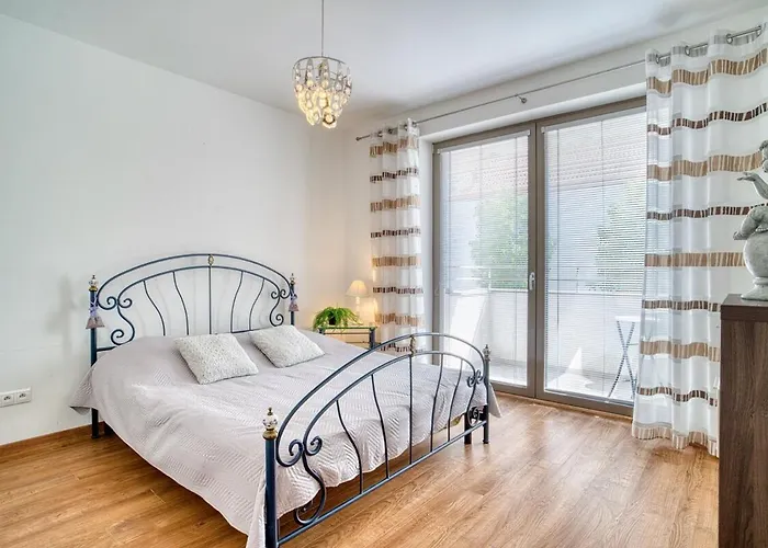 Center With Parking トルナヴァ